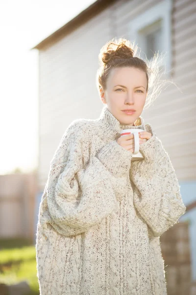 Ochtend thee buiten vrouw — Stockfoto