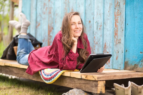 Šťastná žena s počítačem zpracovatelný tabulky — Stock fotografie