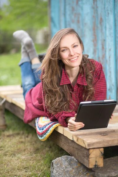 Vrouw die digitale tablet gebruikt — Stockfoto