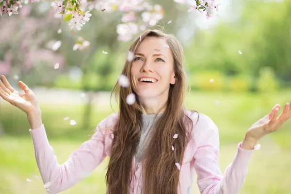 Mujer de primavera feliz — Foto de Stock