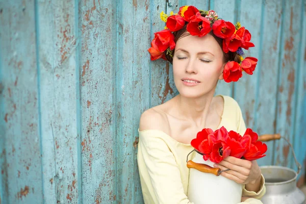 Krása žena s květinami — Stock fotografie