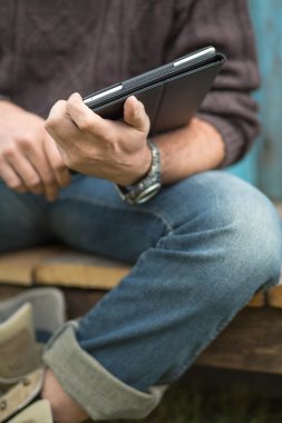 Tablet kullanan adam