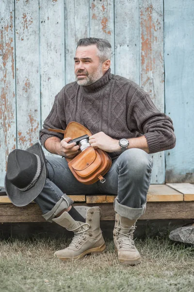 Bello uomo con una macchina fotografica — Foto Stock