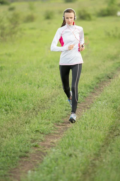 Laufende Frau im Sommer — Stockfoto