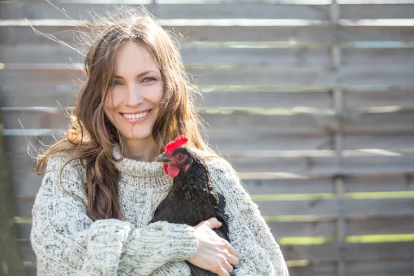 Happy woman with chicken — Stock Photo, Image