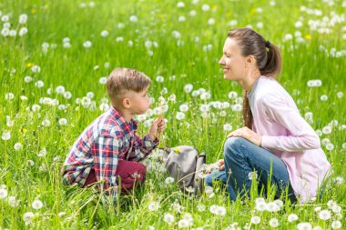 Mutlu anne ve oğul eğleniyor.