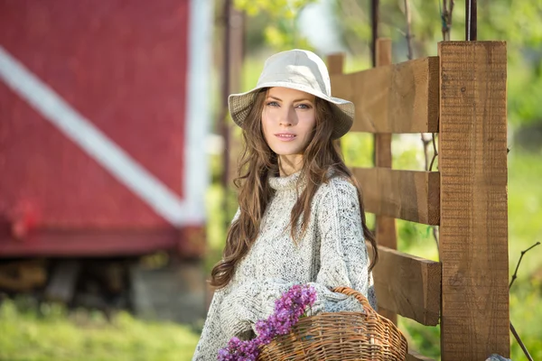 Romantisk skönhet kvinna utomhus — Stockfoto