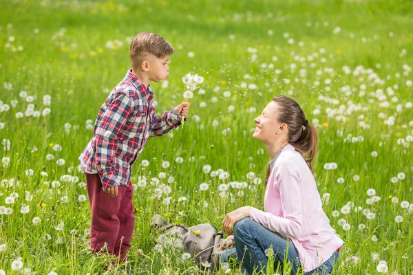 Feliz mãe e filho se divertindo — Fotografia de Stock