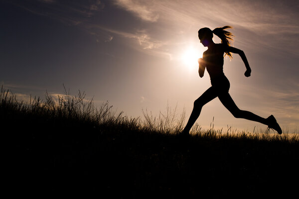Молодая женщина бежит
