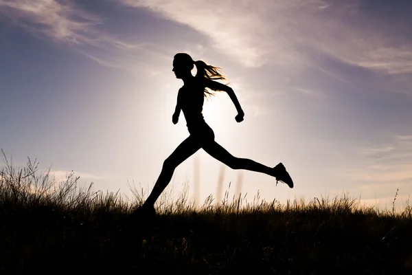 Mladá žena běží — Stock fotografie