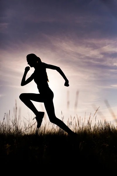 Silhouette femme en cours d'exécution — Photo