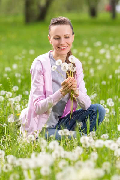 Glad ung kvinna i fältet — Stockfoto