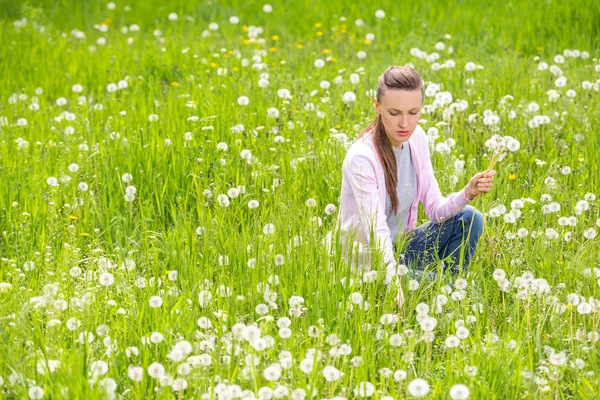 Happy young woman in the field — Stock Photo, Image