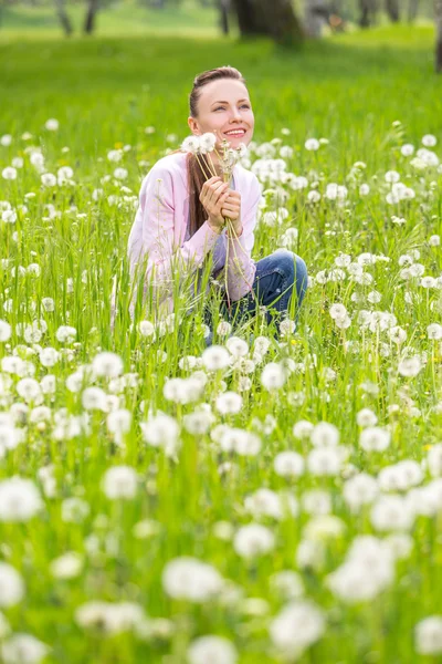 Felice giovane donna nel campo — Foto Stock