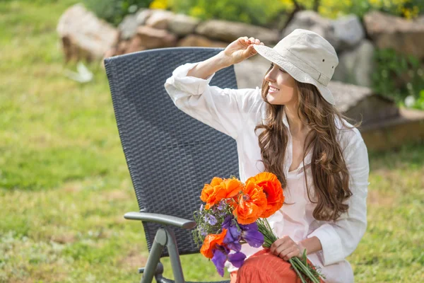 Mulher relaxante ao ar livre — Fotografia de Stock