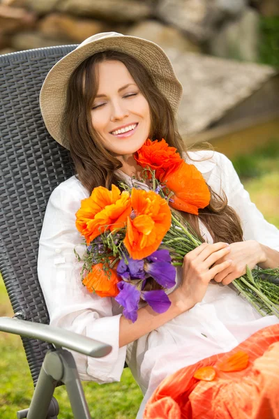 Žena relaxaci na čerstvém vzduchu — Stock fotografie