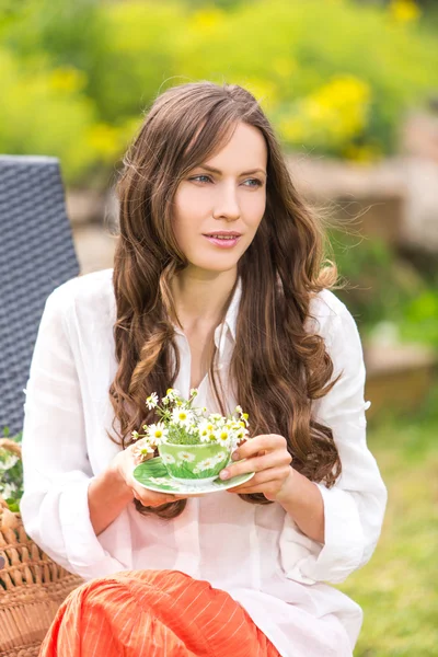 Schöne Frau trinkt Kräutertee — Stockfoto