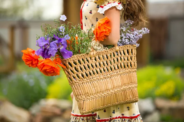 Женщина с корзиной цветов — стоковое фото