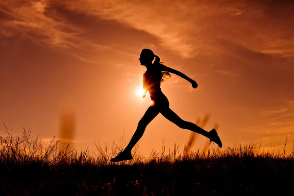 Mujer corriendo en el cielo dramático —  Fotos de Stock