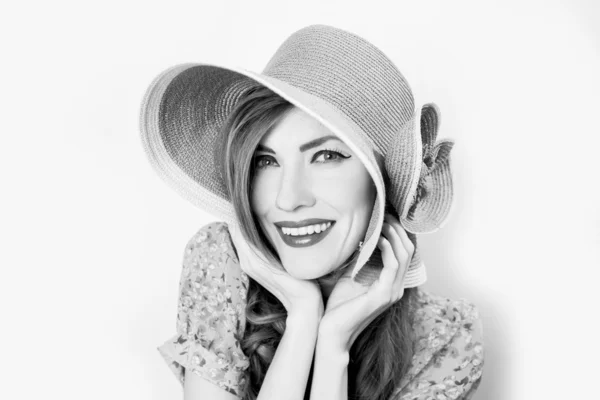 Hermosa mujer en un sombrero — Foto de Stock