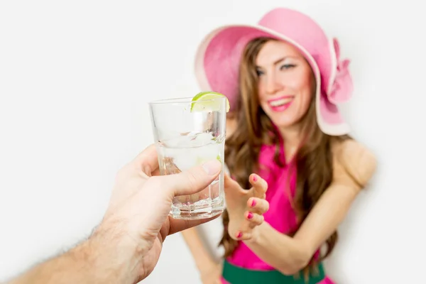 Женский коктейль в отпуске — стоковое фото