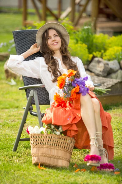 Mujer romántica relajándose al aire libre —  Fotos de Stock