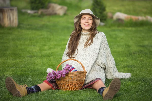 Vrije vrouw genieten van natuur — Stockfoto