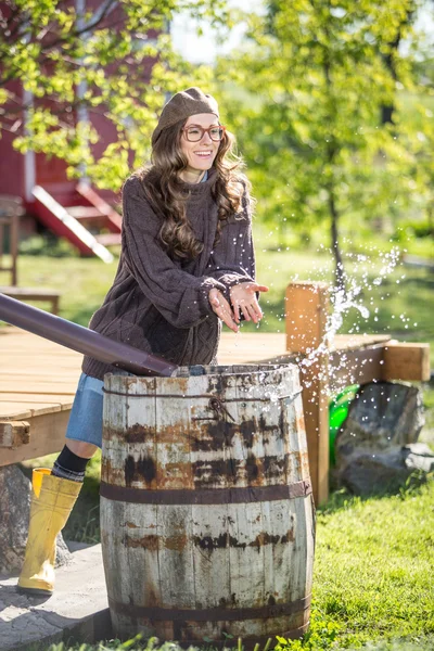 Letní vyžití - mladá žena s fun — Stock fotografie