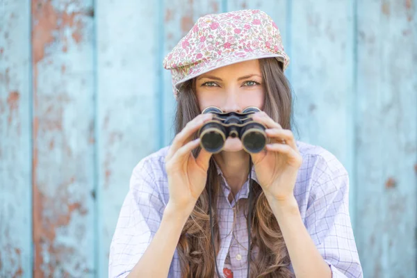 Happy tourist woman with binoculars — Stock Photo, Image