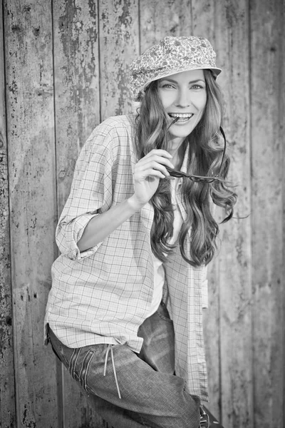 Sexy krásná žena v klobouku a džíny — Stock fotografie