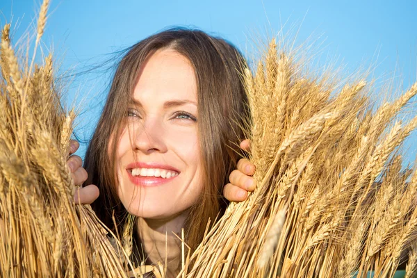 Beautiful young woman in wheat — Stock Photo, Image