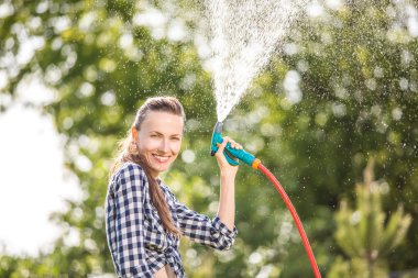 mutlu kadın sulama çiçekler