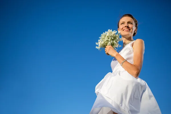 Noiva feliz com buquê de casamento — Fotografia de Stock