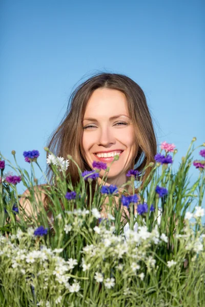 Menina bonita no campo de flores — Fotografia de Stock