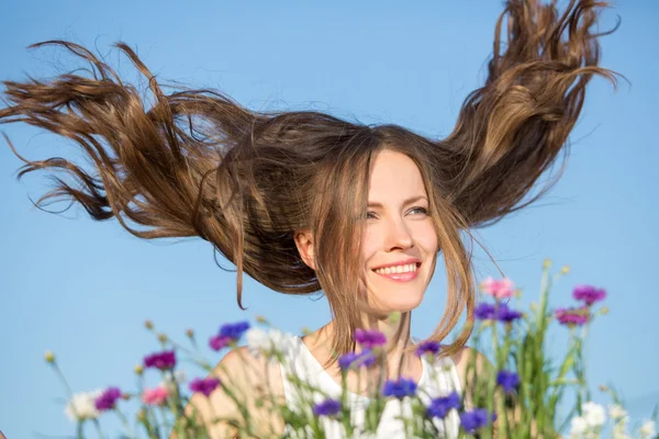 Donna con capelli volanti — Foto Stock