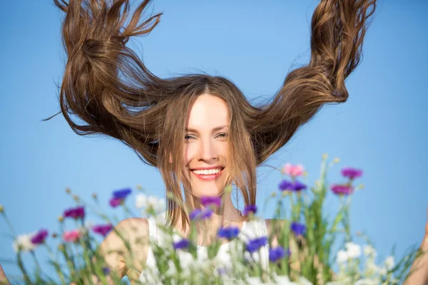 Glückliche Frau mit fliegendem Haar. Urlaubskonzept — Stockfoto