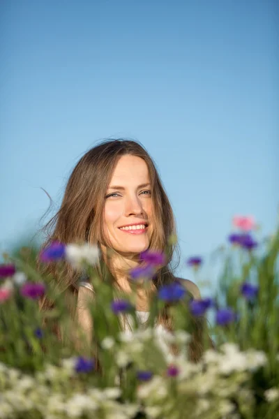 Schöne junge Frau im Freien — Stockfoto