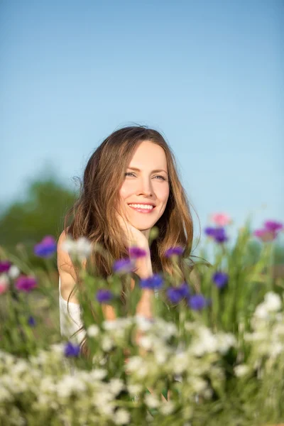 Mooie zomerse jonge vrouw — Stockfoto