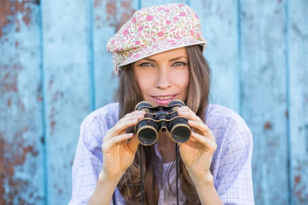 Pretty woman with binoculars — Stock Photo, Image