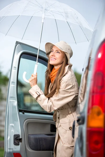 Jonge gelukkig vrouw in de buurt auto — Stockfoto