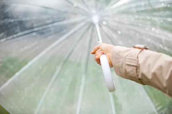 Frau mit Regenschirm — Stockfoto