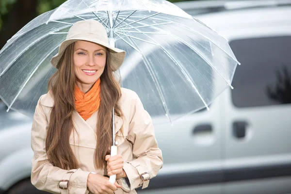 Giovane donna felice con ombrello — Foto Stock