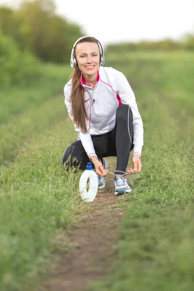 Счастливая бегущая женщина — стоковое фото