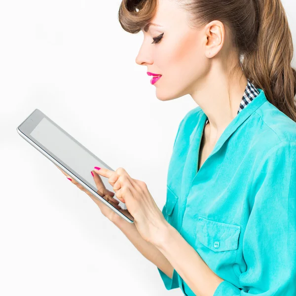 Mooie vrouw met Tablet PC — Stockfoto