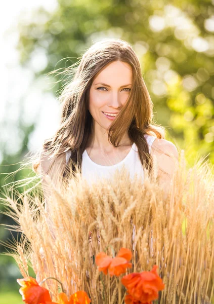Beautiful smiling woman in a field — Stock Photo, Image
