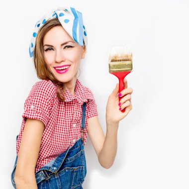 kadın iç beyaz duvar boyama