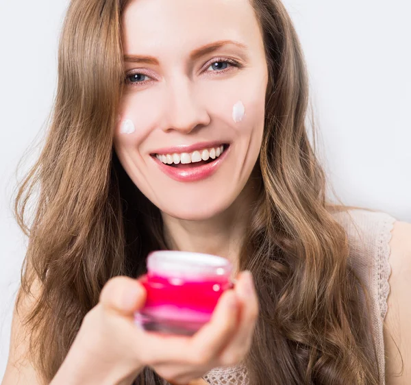 Donna che applica crema cosmetica — Foto Stock