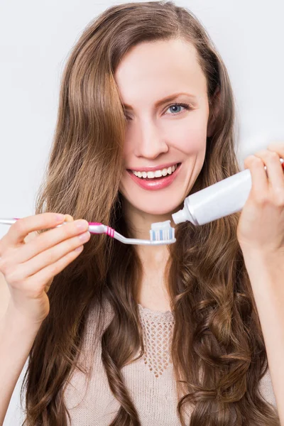 Красива жінка з зубною щіткою — стокове фото