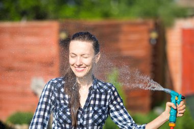kadın çim bahçe hortumu ile sulama