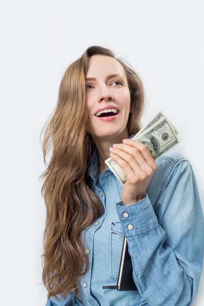 Gelukkige vrouw met geld — Stockfoto